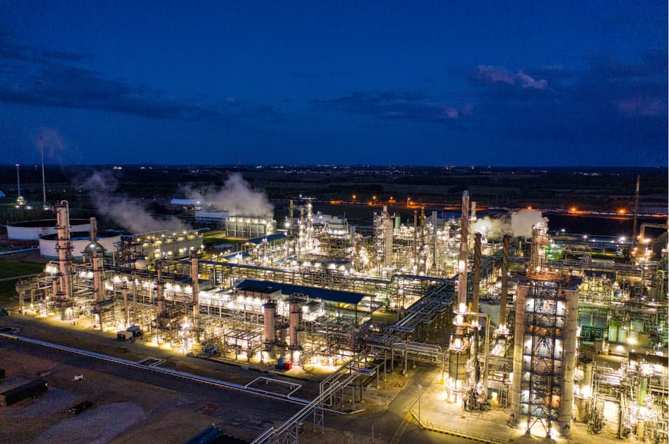 Réseau de tuyauterie industrielle et vannes dans une installation de procédé.