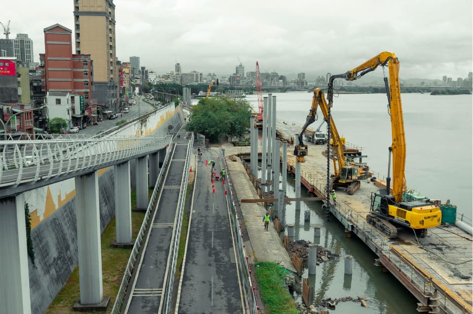 Chantier d’infrastructure publique avec ouvrage en béton et engins de terrassement.