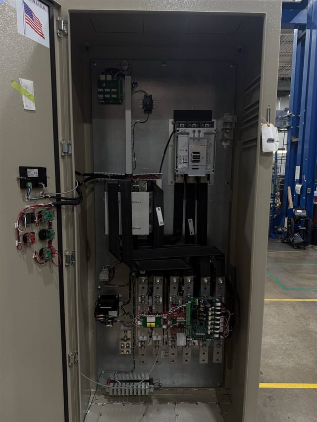 Assemblage d’une armoire de contrôle moteur.