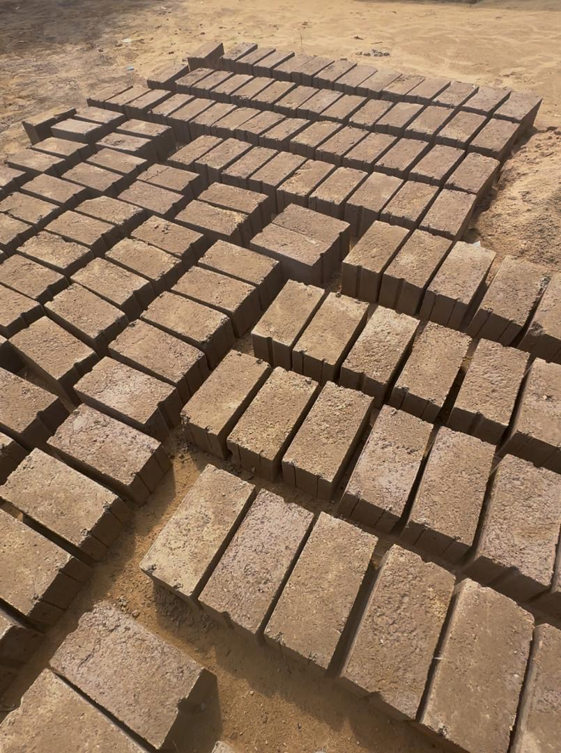 Blocs de construction produits et rangés sur site
