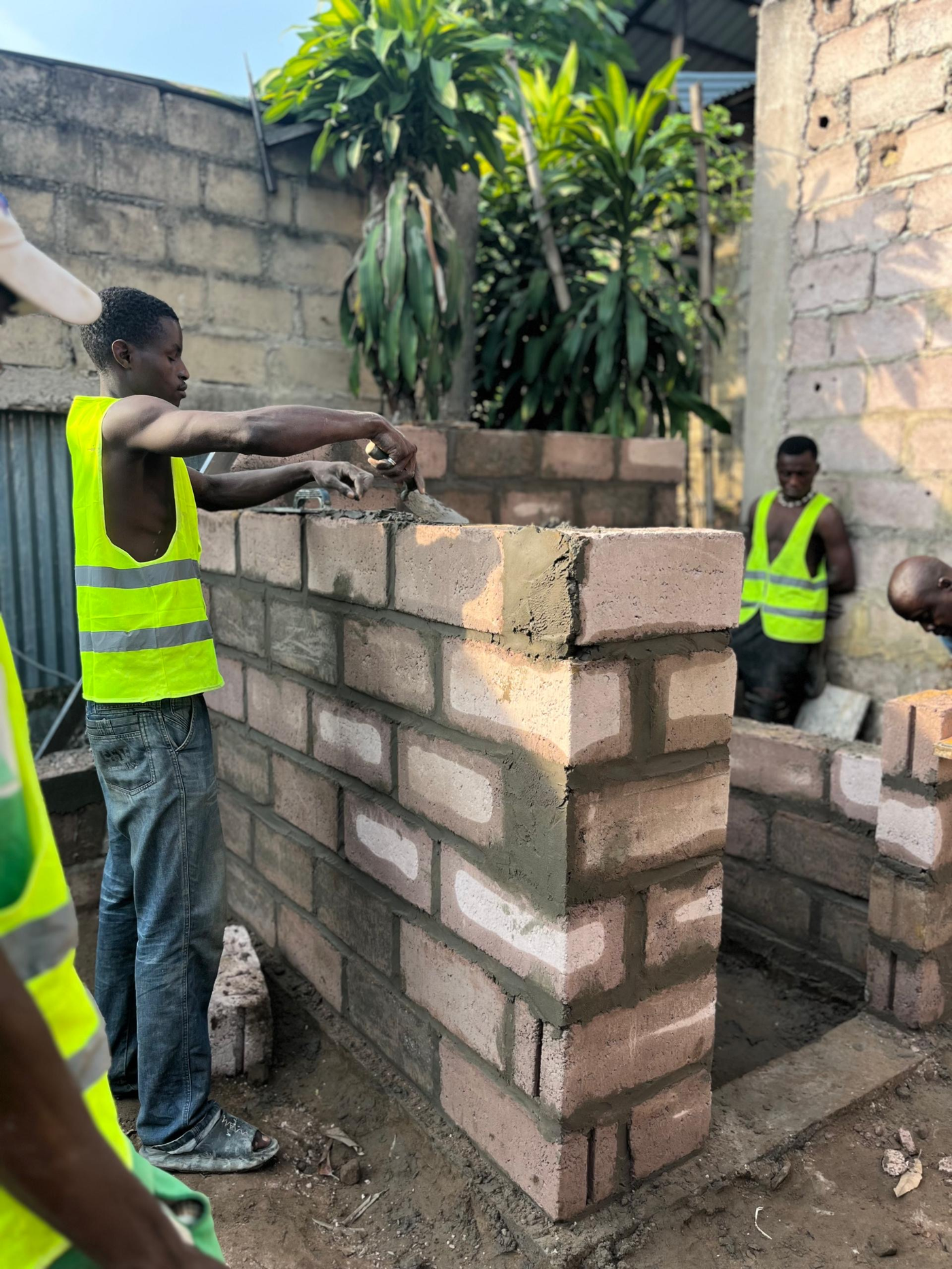 Travaux de maçonnerie avec des blocs locaux